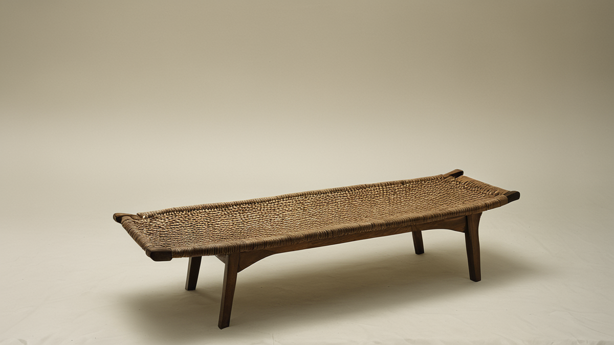 Un coin de pub après un atelier de coiffure, avec objets laissés en place et atmosphère habitée.