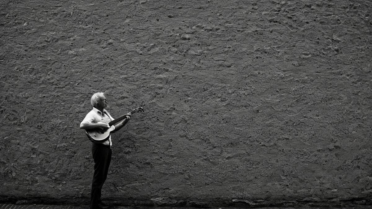 Coin de mur avec affiches floues et instrument posé, ambiance découverte.