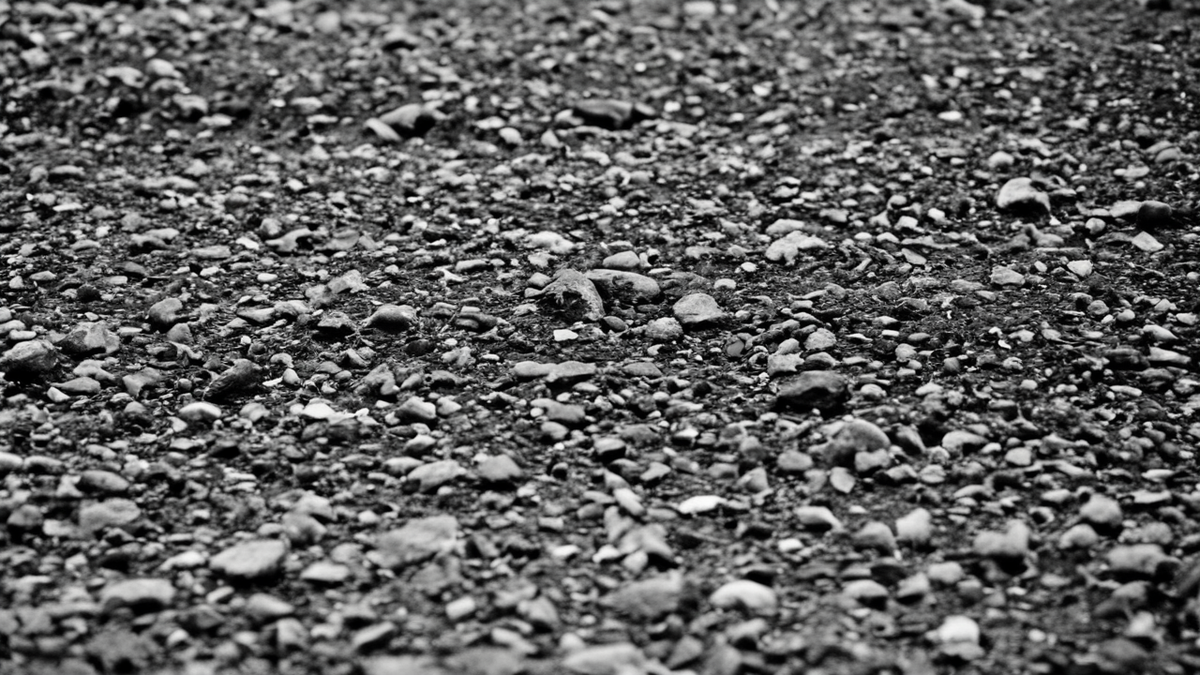 Poste de suivi ornithologique dans un paysage de Sardaigne.