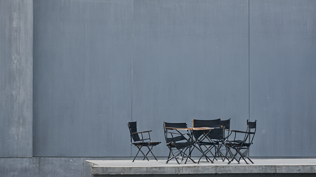 Coulisses d’une soirée de débat avec matériel de scène et chaises
