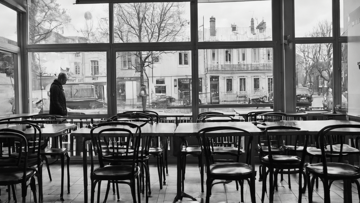 Routine urbaine de retour d’un contenant réutilisable avec peu de déchets visibles.