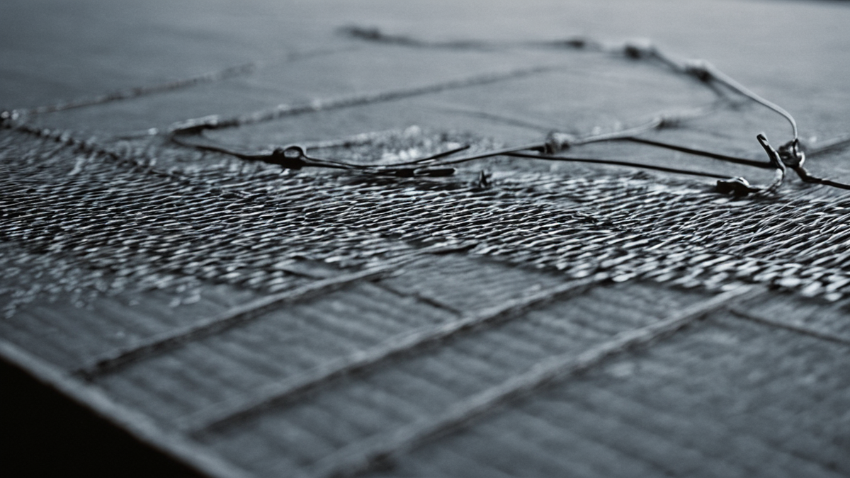 Objets de scène et accessoires sur une table de théâtre.