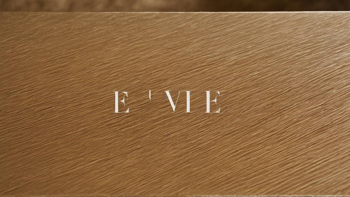 Un plateau de cantine montre une option végétarienne dans un réfectoire scolaire.