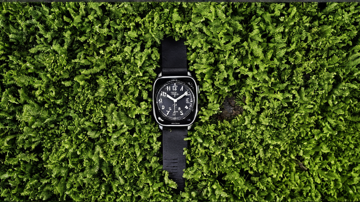 Écran montrant une carte satellite floue dans un poste de travail.