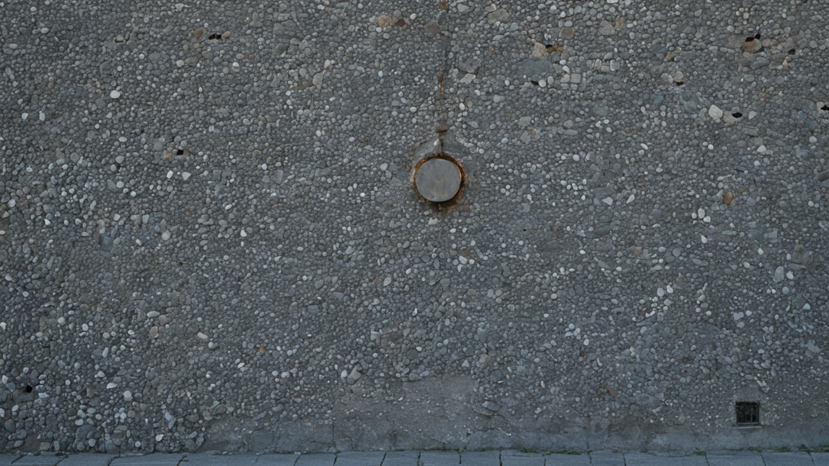 Bâtiment institutionnel à Budapest dans une rue calme au matin.