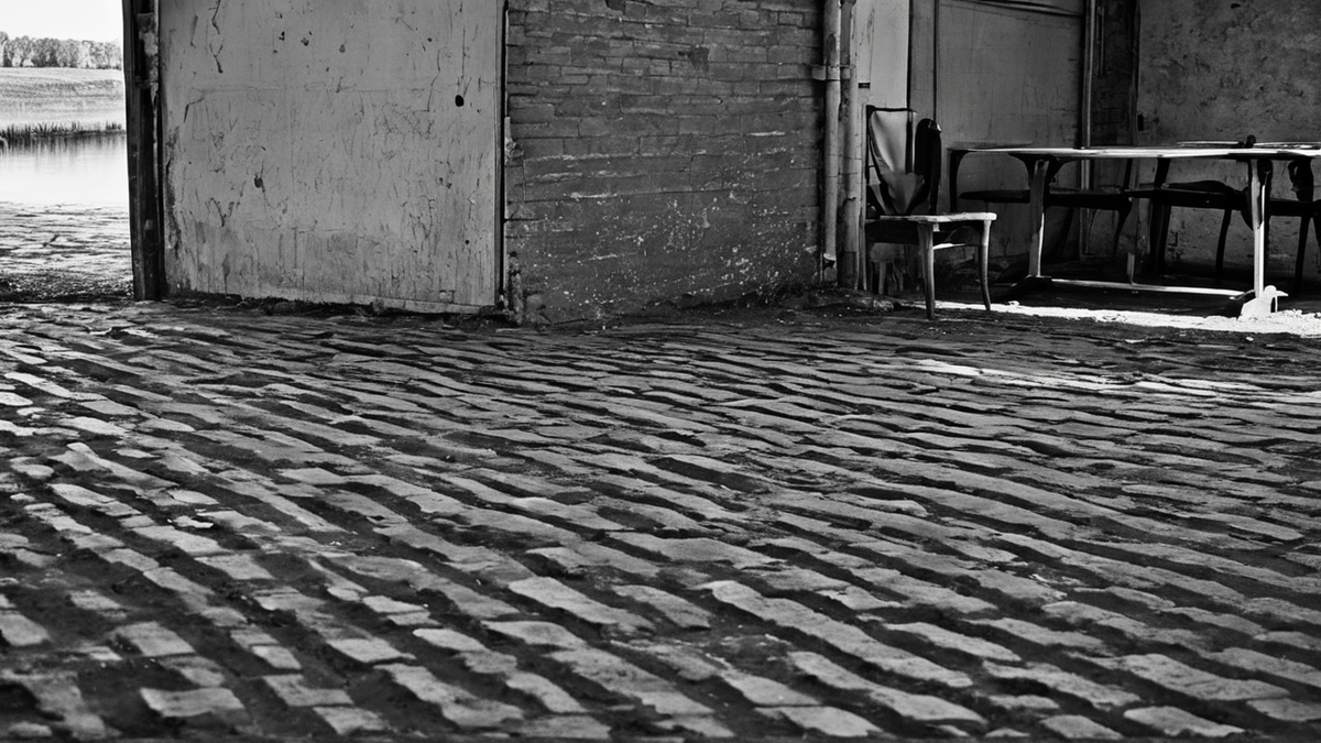 Une salle de quartier après une action collective avec des tables encore installées.