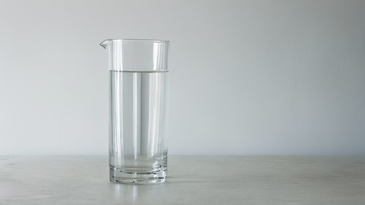 Un robinet et un verre d’eau rappellent le lien entre grande infrastructure et vie quotidienne.