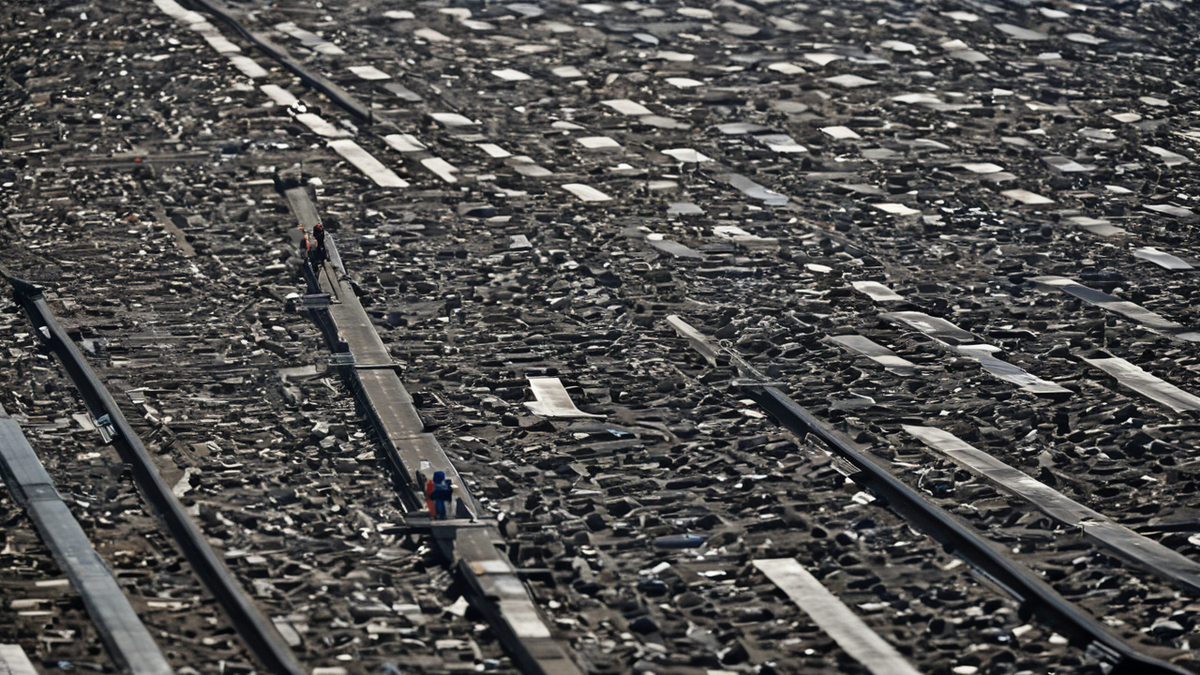 Infrastructure aéroportuaire moderne à Dubaï avec une activité partielle mais visible.