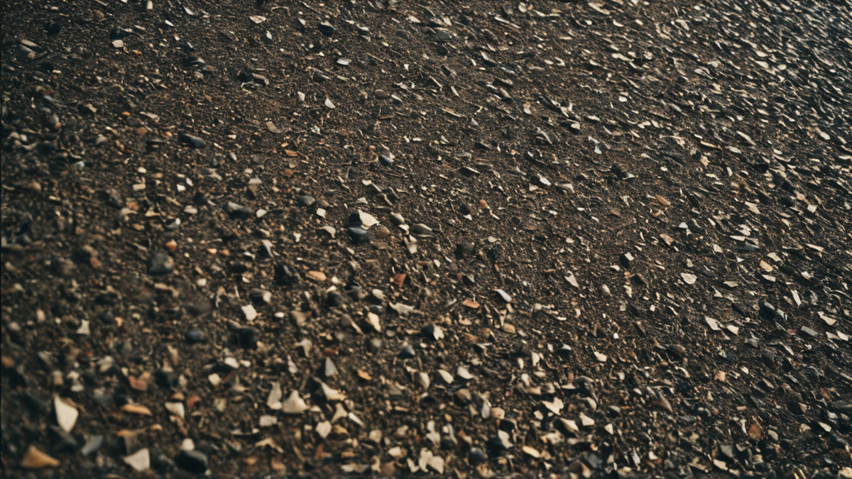 Une pièce de maison réaménagée en salle de classe provisoire montre le lieu rendu disponible immédiatement.