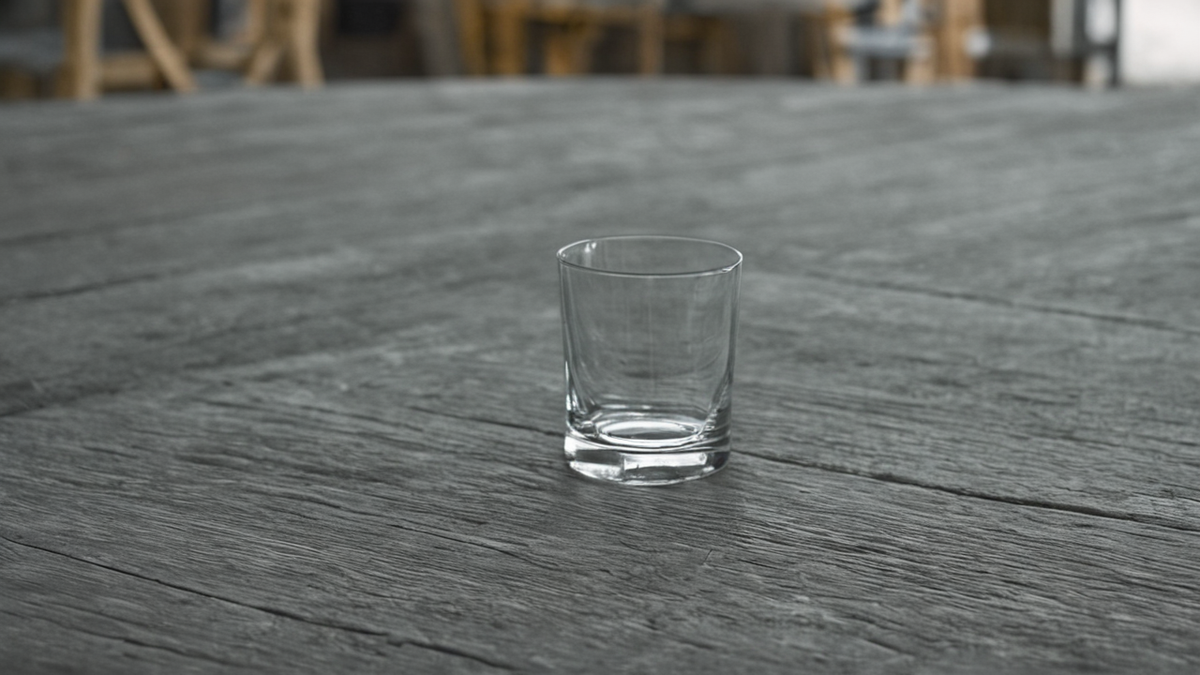 Un tiroir à épices ouvert dans une cuisine domestique.