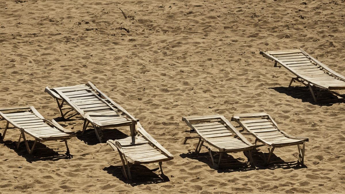 Spectateurs restant dans un festival de nuit pour regarder un écran extérieur après les concerts.