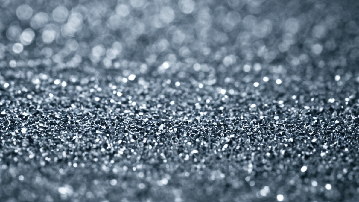 Un laboratoire biomédical montre des postes de travail liés aux organoïdes et à la modélisation.