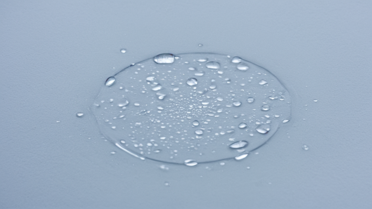 Des fioles et du matériel de laboratoire dans un espace de recherche sur le métabolisme.