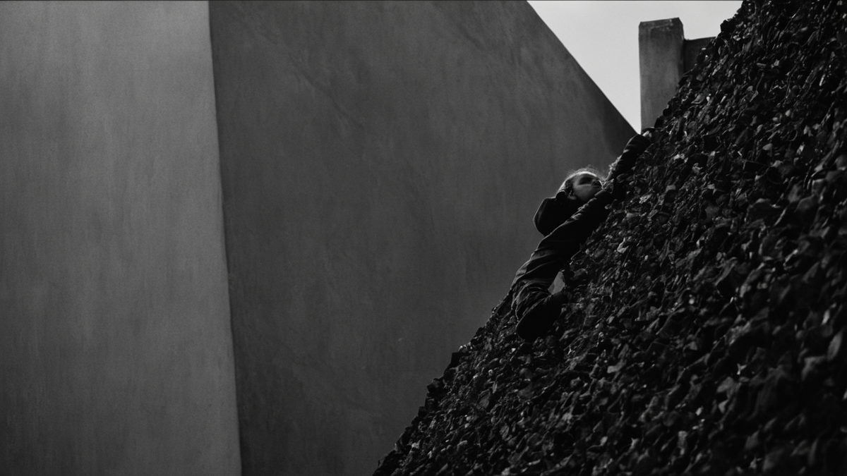 Petits groupes discutant à la sortie d'un cinéma de nuit