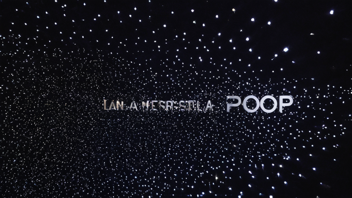 Allée de festival nocturne avec lightsticks et groupes de fans.