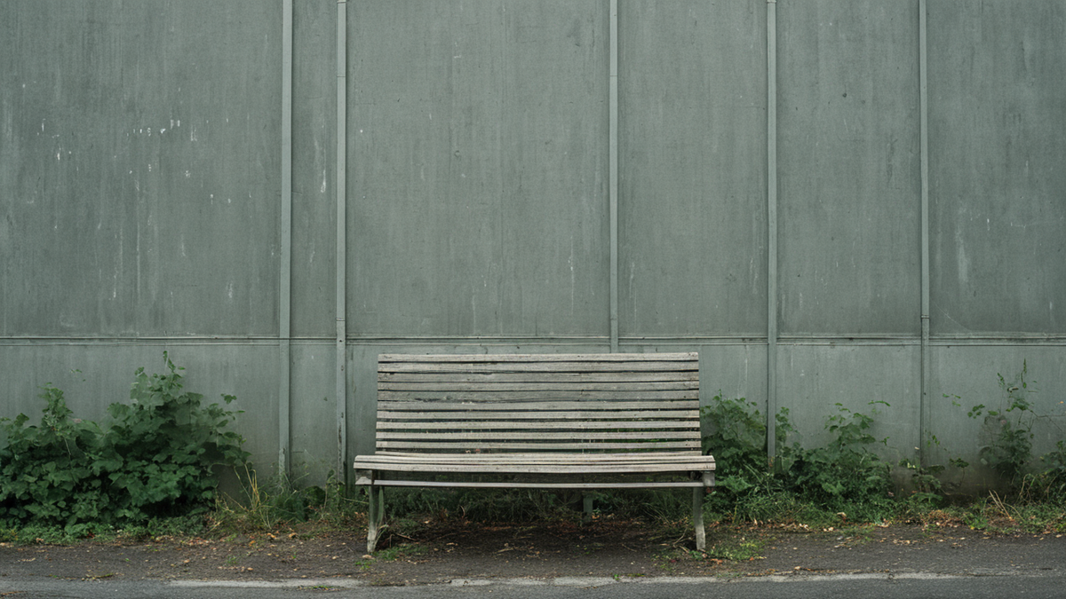 Salle d'attente sobre d'un centre mémoire avec chaise et dossier fermé.