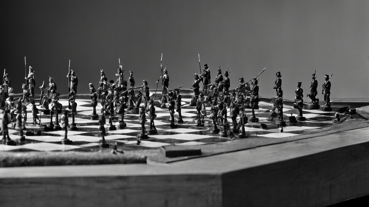 Visiteurs regardant des objets de rock dans un musée.