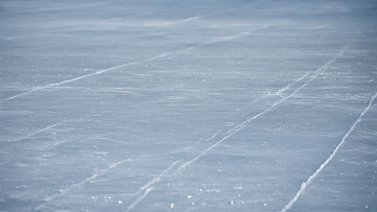 Des patins et un dispositif d'entraînement au bord d'une patinoire.