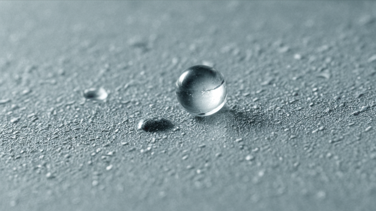 Un microscope et un écran de laboratoire montrant une image cellulaire floue.