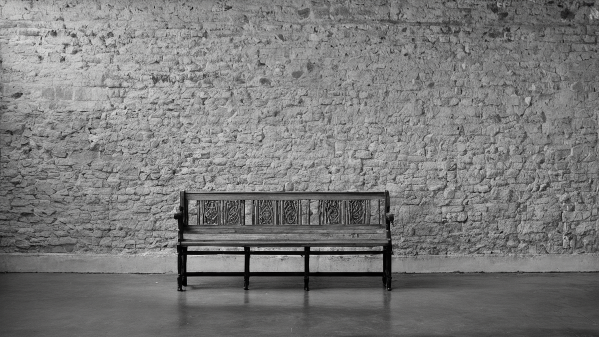 Un banc de musée face à une œuvre observée calmement par quelques visiteurs espacés.