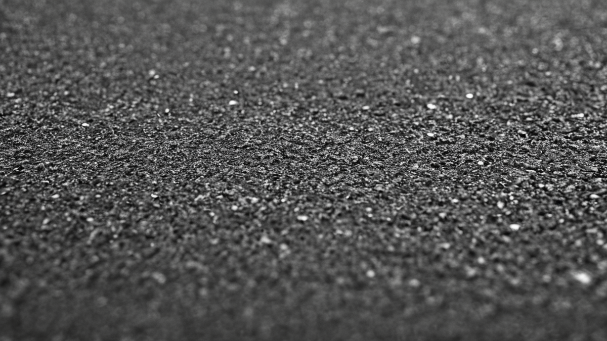 Un vêtement réparé est replacé sur cintre dans un espace de vente ou d’atelier.