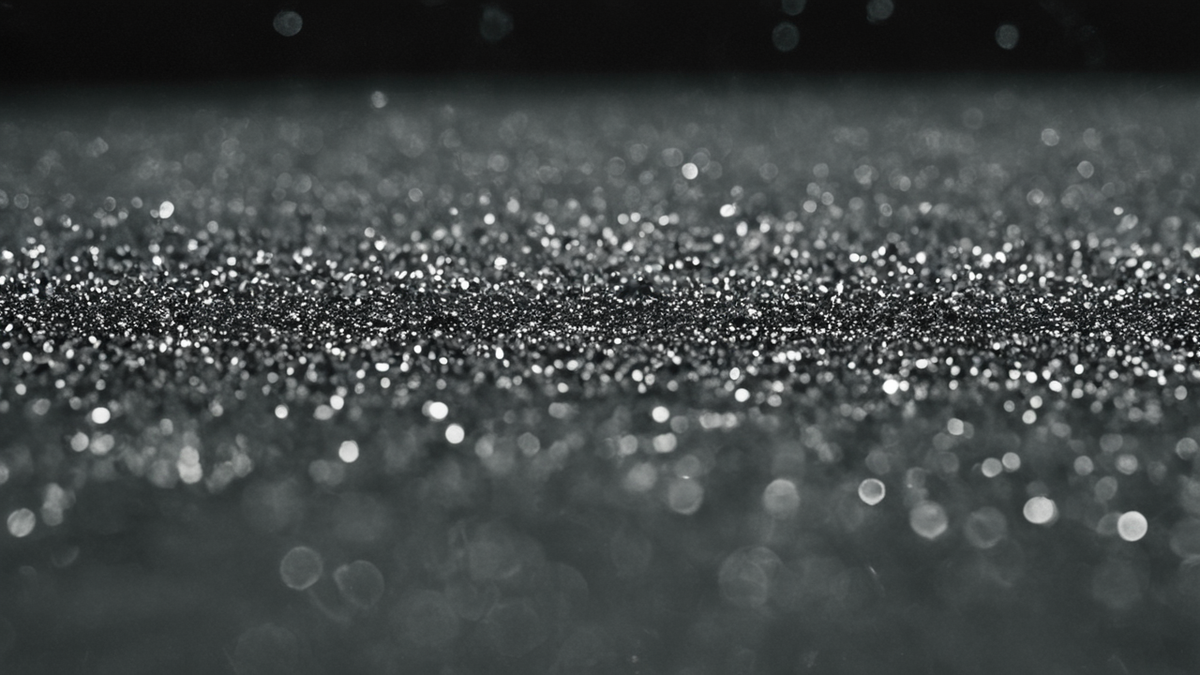 Des portants et des préparatifs en coulisses avant un défilé