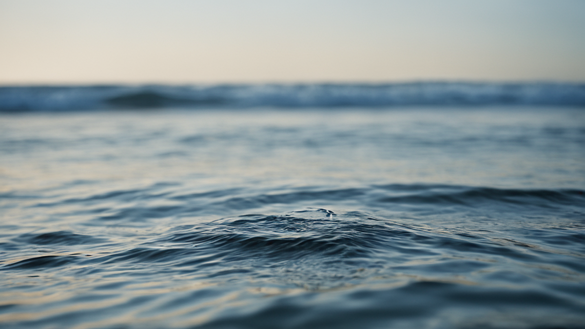 Surface de l’océan calme avec horizon.
