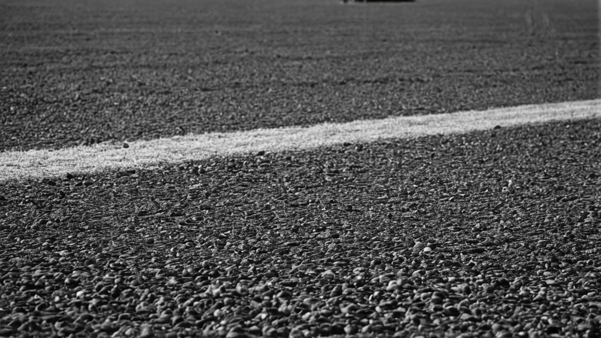 Des tribunes éclairées avant un match avec un ballon neutre près du terrain.