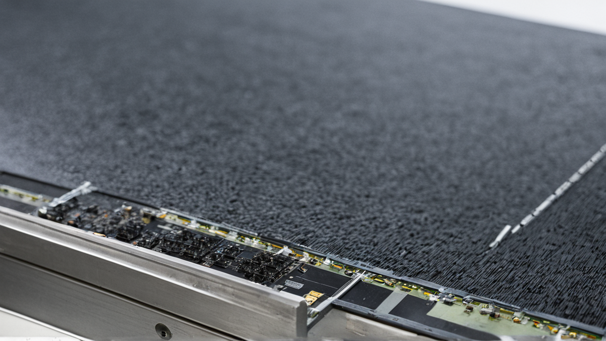 Un poste de travail montrant une interface financière floue.