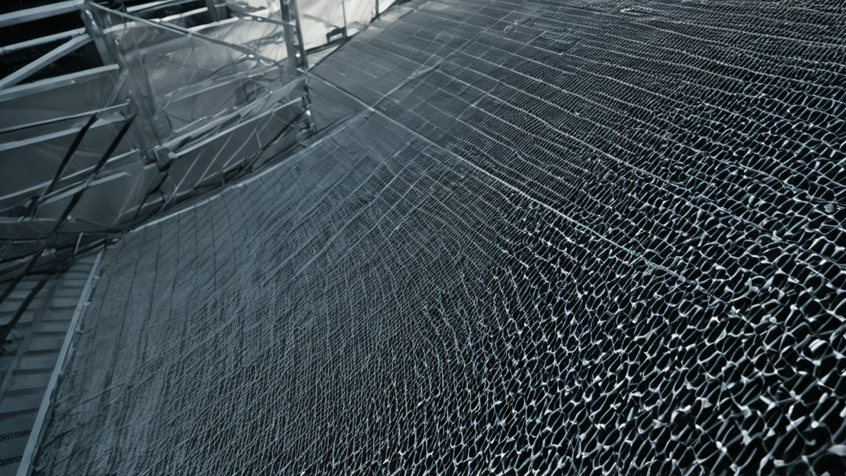 Une voiture moderne en circulation sur une route européenne avec marquages nets.