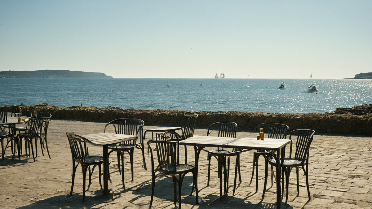 Un café en bord de mer rouvert montre une normalité qui revient par petits gestes.