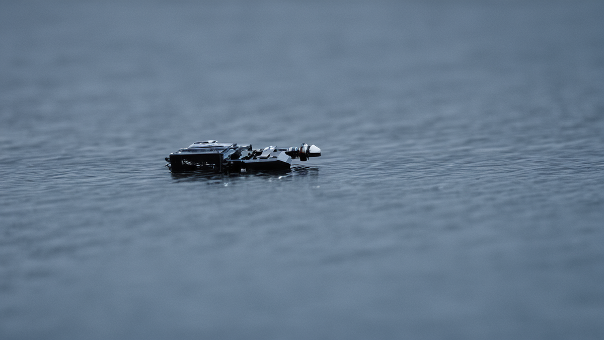 Une zone de test robotique avec un humanoïde et des outils de calibration.