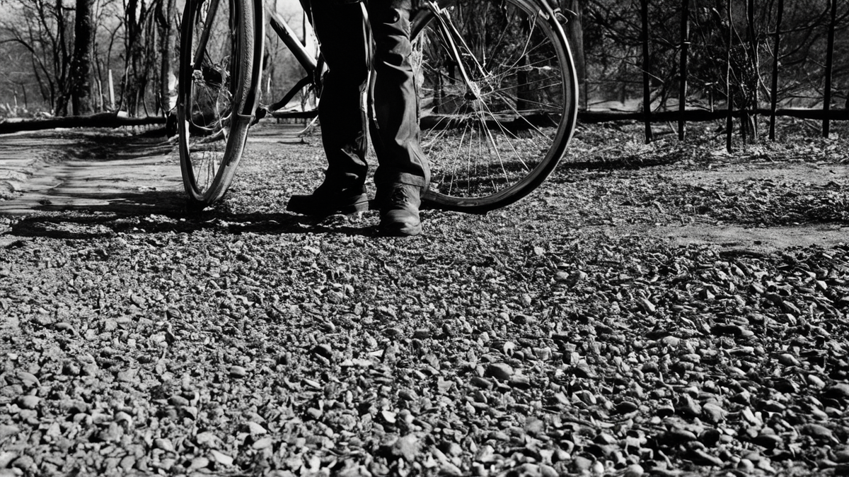 Une salle d’examen pédiatrique calme avec un berceau vide.
