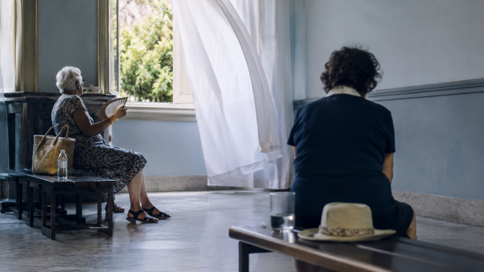 Salle publique fraîche et sobre utilisée comme refuge pendant une vague de chaleur