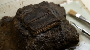 Carnet médiéval : 700 ans plus tard, il ressort d’une latrine