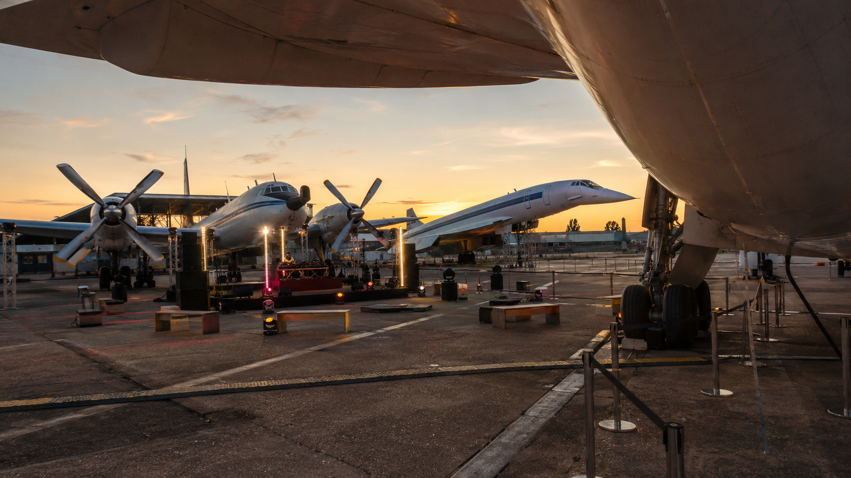Deux Concorde encadrent un espace de festival au Bourget