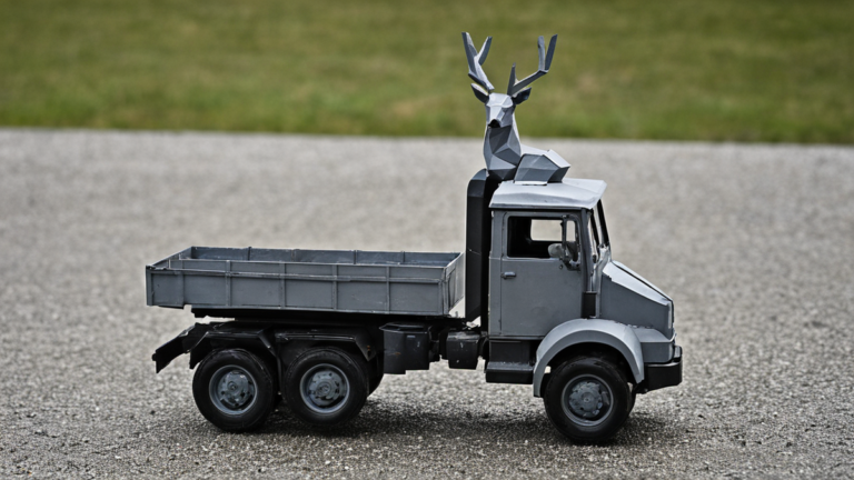 Un cerf en béton traverse l'Europe sur camion