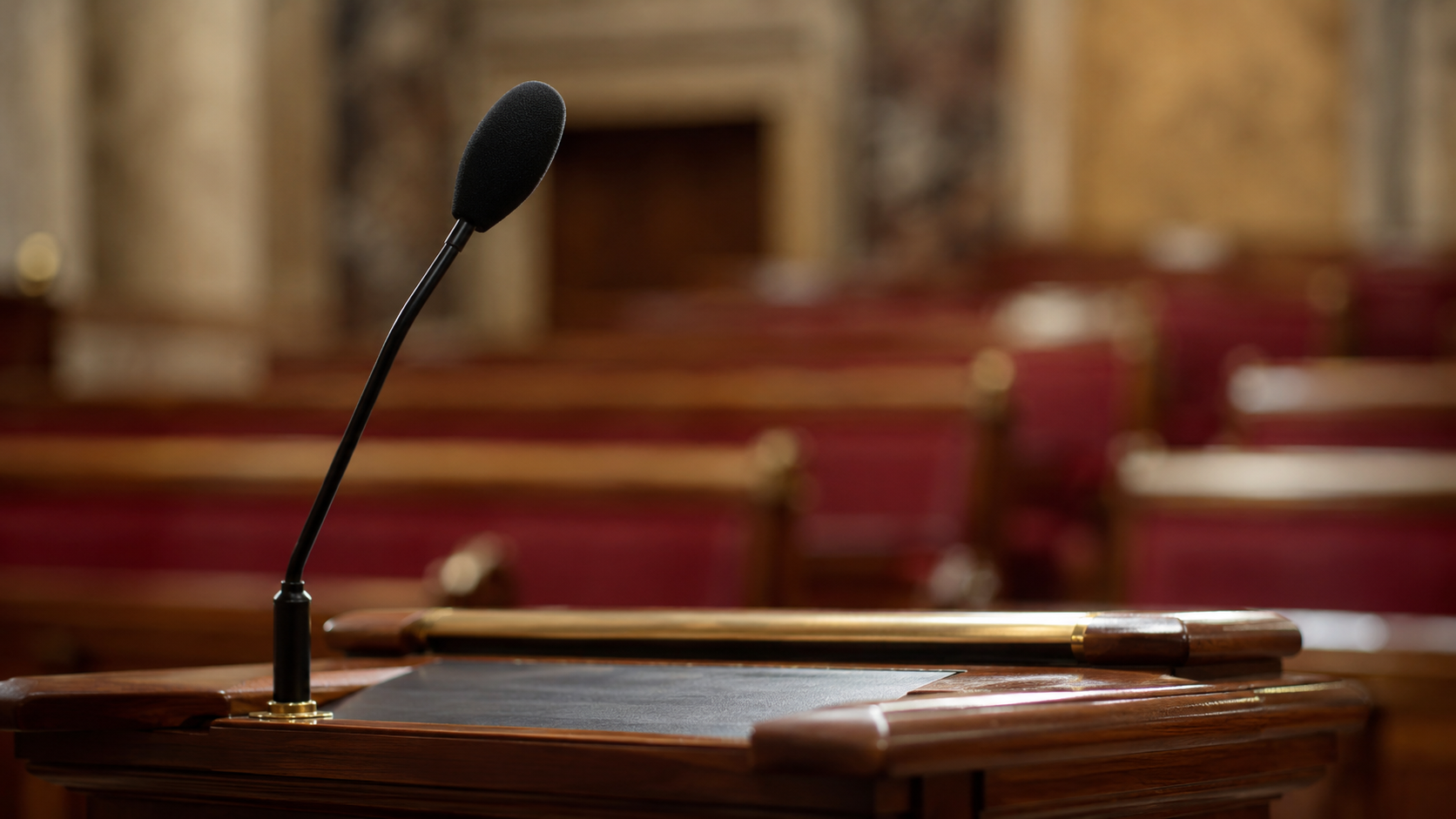 Micro de pupitre vide dans un hémicycle.