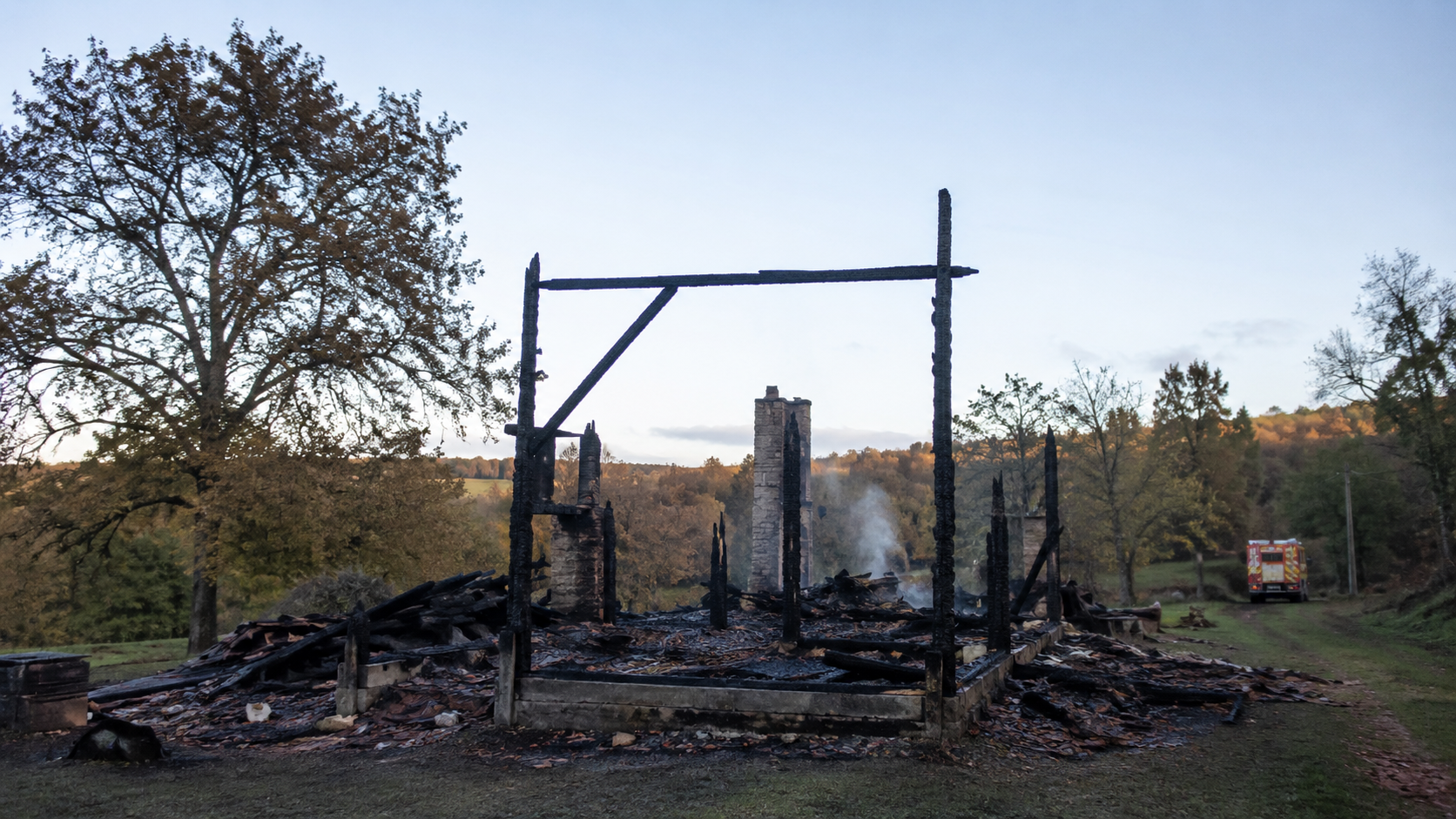 Le lendemain rappelle le poids matériel de l'incendie