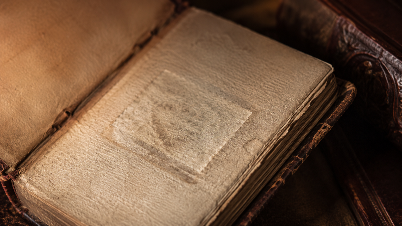 Gros plan sur un livre ancien avec marque de possession floue