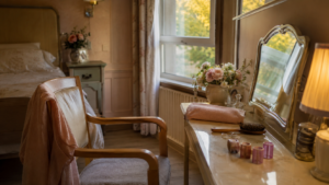 Chaise et miroir dans une chambre d’EHPAD préparée pour un moment de coiffure.