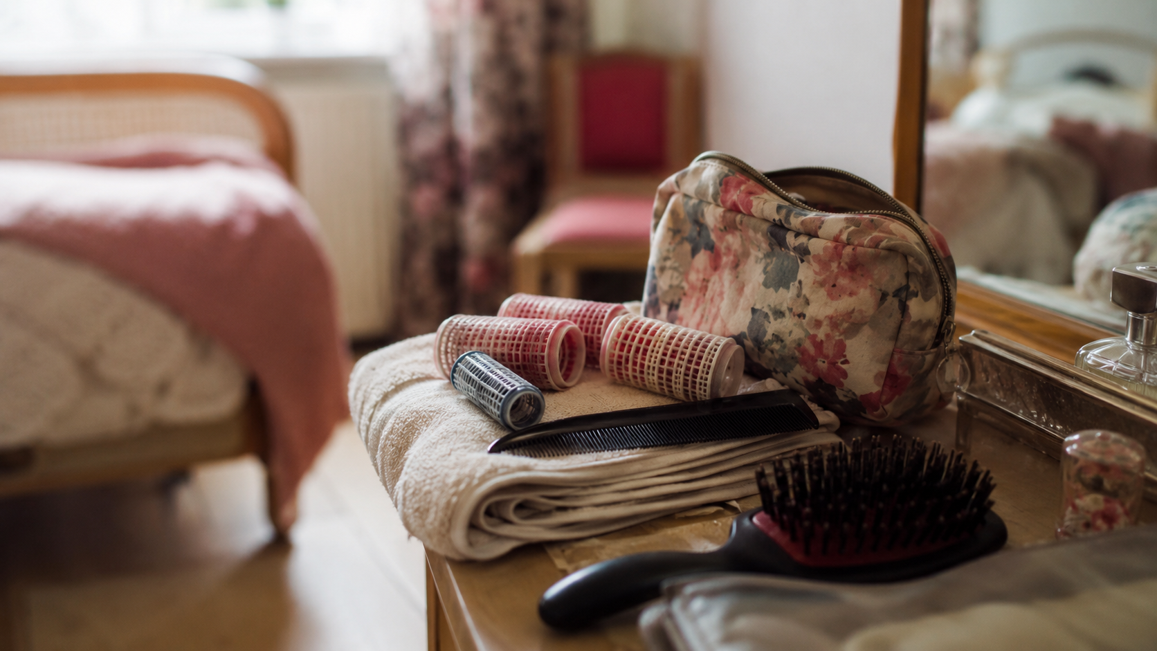 Accessoires de coiffure posés dans une chambre d’EHPAD avant une mise en beauté.