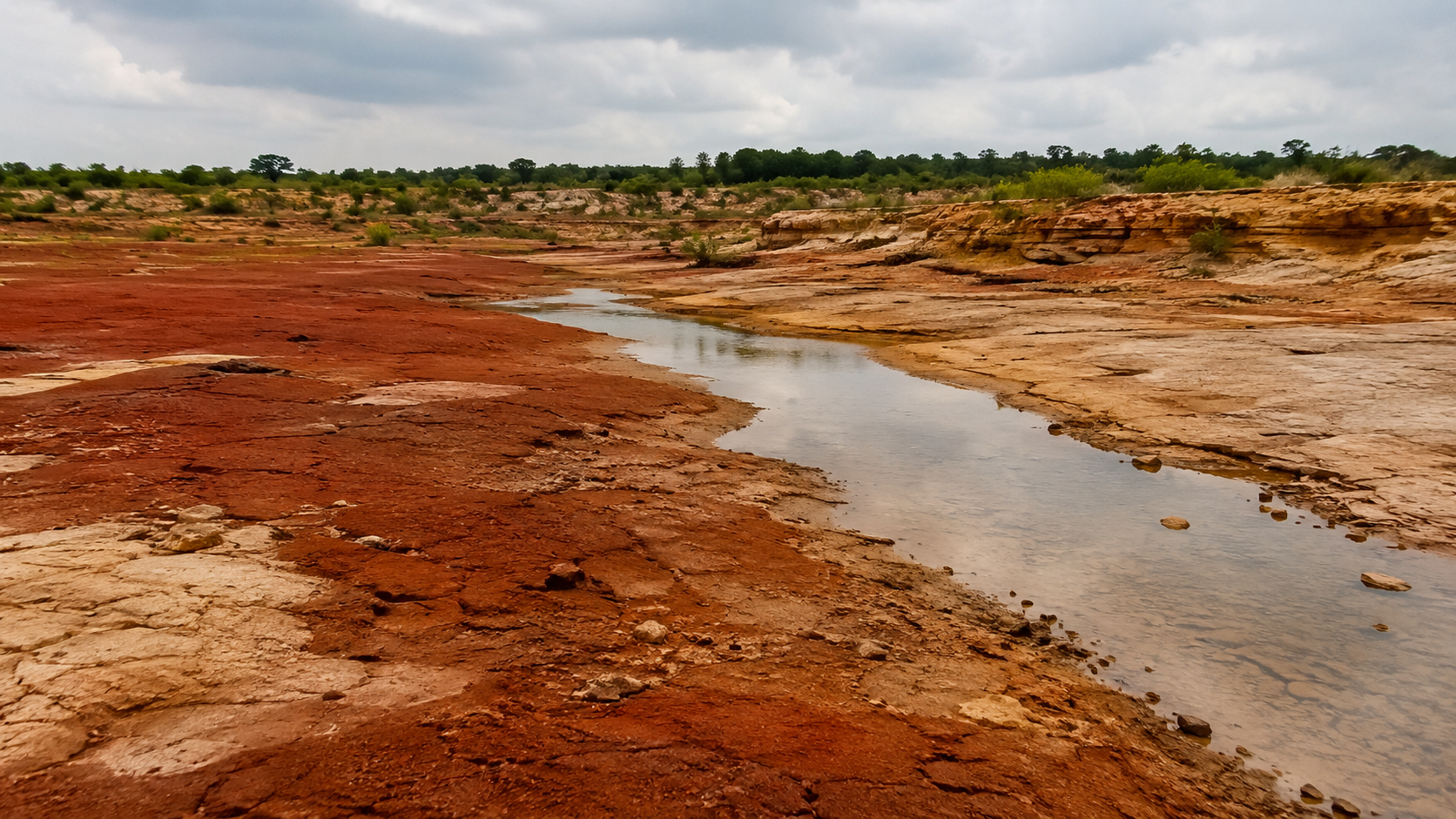 Un ancien paysage de rivière et d’argile rouge