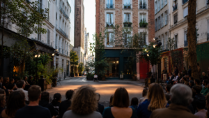 Une rue parisienne transformée en scène de spectacle de rue, sans visage identifiable.