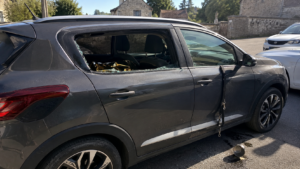 Voiture ouverte après le sauvetage de chiens enfermés
