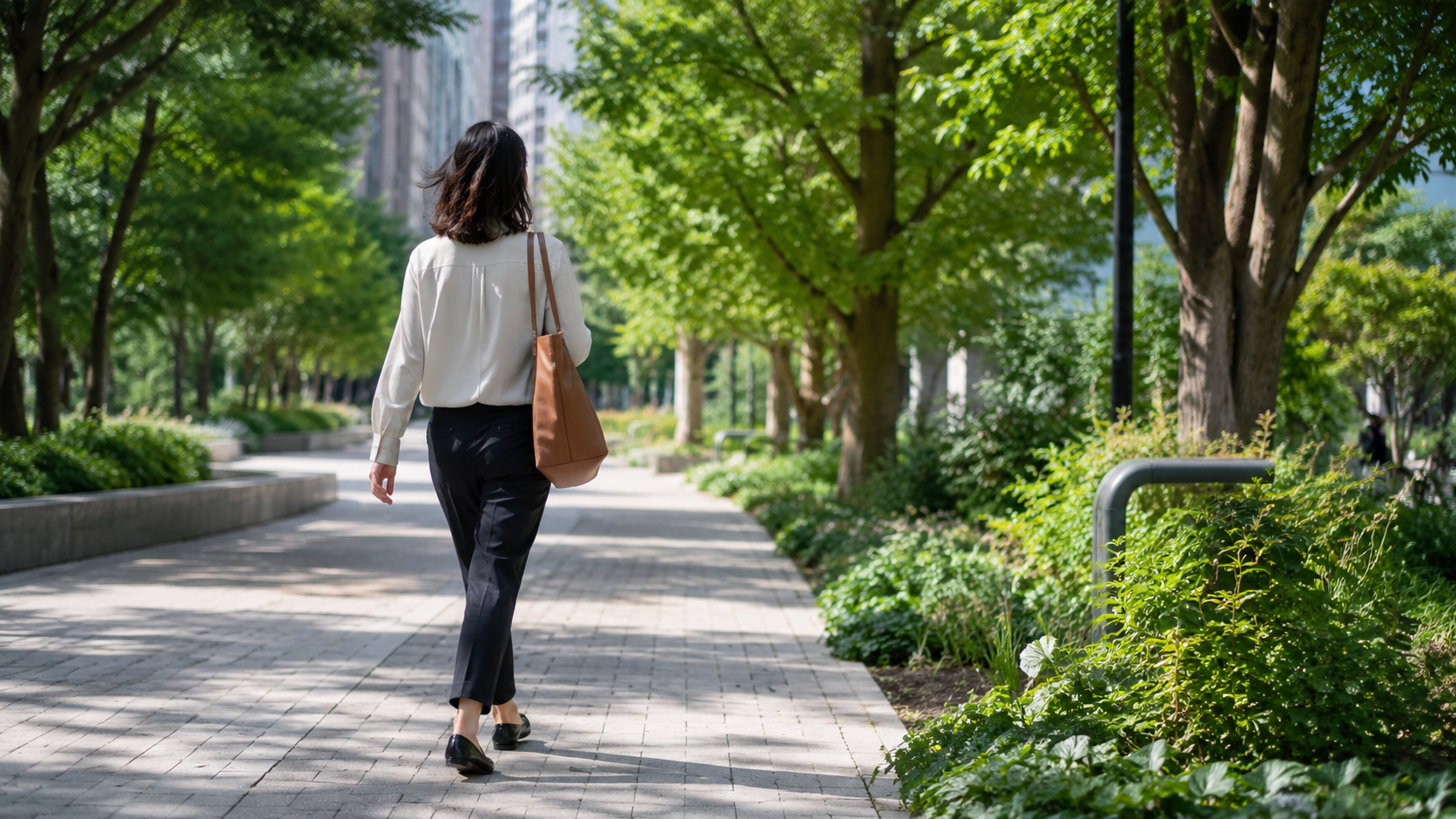 Adulte marchant d'un bon pas dans un parc urbain pendant une pause