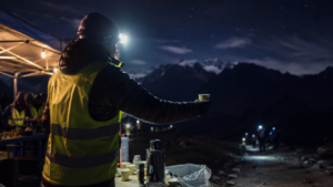 90 km du Mont-Blanc : derrière les 1 000 coureurs, une armée de 1 000 bénévoles tient la course dans la nuit