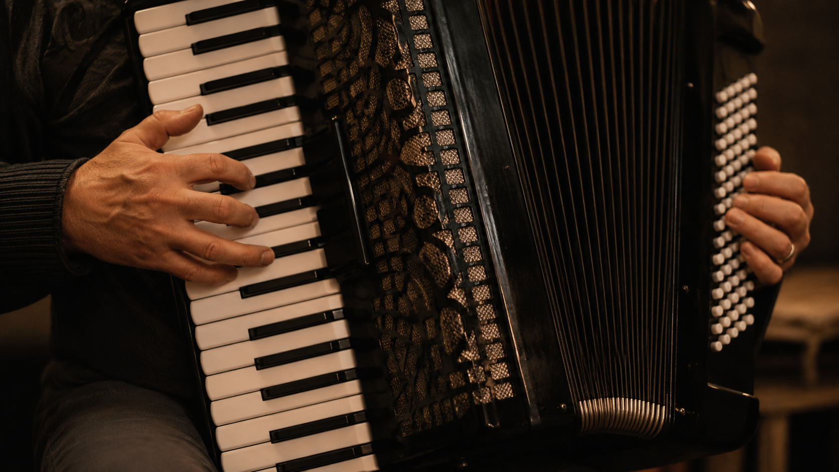 Mains en gros plan jouant des touches et des basses d'un accordeon