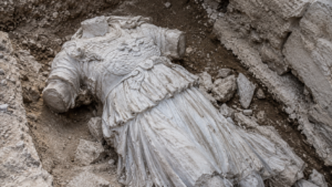 En Turquie, une Athéna de marbre de deux mètres dormait face contre terre dans un théâtre antique