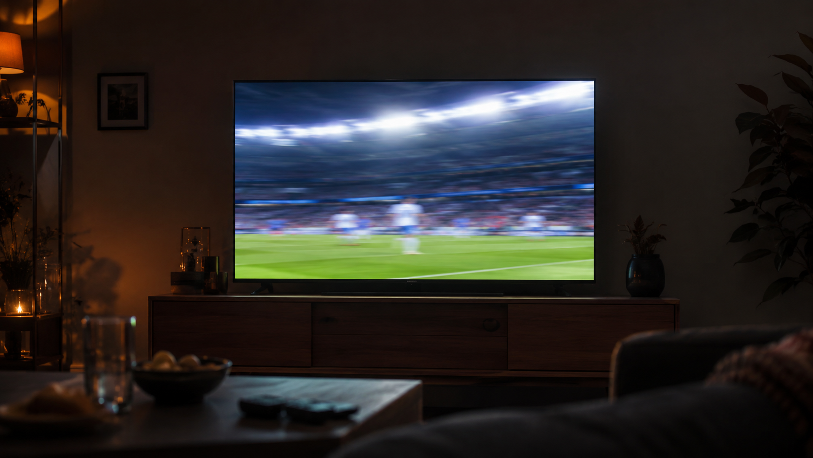Téléviseur flou avec silhouettes sportives non identifiables, aucun logo